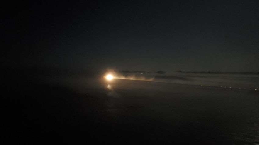 une lumière perce l'obscurité et trace une voie indécise dans la brume